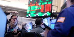 Αναβρασμός στο χρηματιστήριο της Νέας Υόρκης, στην Wall Street, εξαιτίας των συγκρούσεων στη Μέση Ανατολή