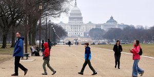 Μια οικογένεια περπατά κοντά στο Καπιτώλιο, στην Ουάσιγκτον, πρωτεύουσα των ΗΠΑ