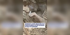 Σπαρακτικό βίντεο από την Ουκρανία: Διασώστες εντοπίζουν γυναίκα θαμμένη κάτω από χαλάσματα κτιρίου