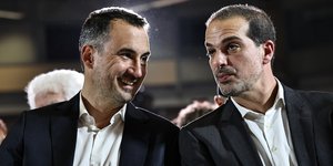 Αλέξης Χαρίτσης (αριστερά) και Γαβριήλ Σακελλαρίδης (δεξιά)