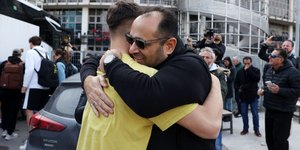 Χαρά και συγκίνηση κατά την επιστροφή των παικτών της U-18 του Άρη