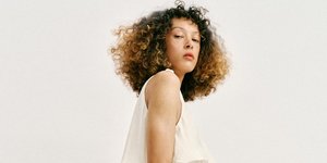 Η viral τσάντα από τα Zara που έχει γίνει εμμονή για τις καλεσμένες σε γάμους και βαφτίσεις