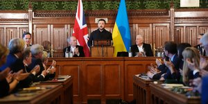 Ο Βολοντίμιρ Ζελένσκι απευθύνεται σε εκπροσώπους του βρετανικού κοινοβουλίου, παρουσία του Βρετανού πρωθυπουργού Κιρ Στάρμερ και του γ.γ. του NATO, Μαρκ Ρούτε