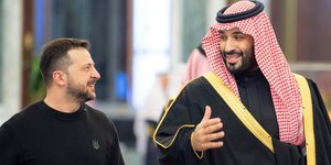 Ο Ουκρανός πρόεδρος Βολοντίμιρ Ζελένσκι και ο de facto ηγέτης της Σαουδικής Αραβίας, Μοχάμεντ μπιν Σάλμαν σε συνάντησή τους τον Φεβρουάριο του 2024