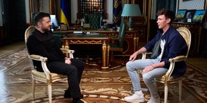 Ο Βολοντίμιρ Ζελένσκι δίνει συνέντευξη στον Ιρλανδό δημοσιογράφο και influencer Caolan Robertson – Φωτ: @ZelenskyyUa