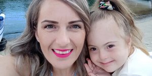 Η μικρή Ζέτα με τη μητέρα της Μαρία Μανουσέλη