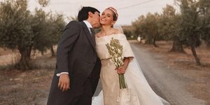 Η νύφη φοράει νυφικό με τιάρα