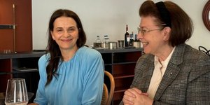 H Ζιλιέτ Μπινός με τη Λίνα Μενδώνη