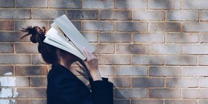 Γυναίκα με ένα βιβλίο 