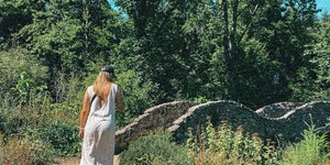 Γυναίκα περπατάει στη φύση