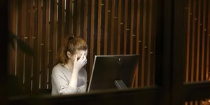 Γυναίκα που κάθεται στον υπολογιστή