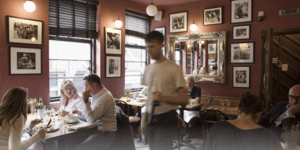 Εστιατόρια και μπαρ αρχίζουν να παίρνουν θέση, προσπαθώντας να περιορίσουν τους περισπασμούς και να μας κάνουν να αποσυνδεθούμε από την τεχνολογία / ΑLAMY