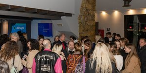 Κόσμος στο φουαγιέ πάρτυ του θεάτρου «Εμπορικόν»