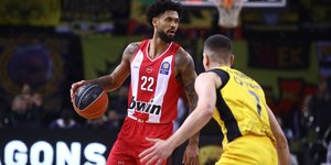 Στιγμιότυπο από τον αγώνα ΑΕΚ-Ολυμπιακός