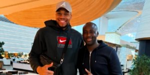 Ο Γιάννης Αντετοκούνμπο δίπλα στον Γιάγια Τουρέ