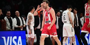 Ο Σάσα Βεζένκοφ πανηγυρίζει μετά από τρίποντο