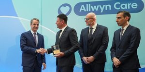  Κυριάκος Μητσοτάκης, Πρωθυπουργός, Karel Komarek, Ιδρυτής και Πρόεδρος της Allwyn, Jan Karas, Πρόεδρος και Διευθύνων Σύμβουλος της Allwyn στην Ελλάδα, και Μάριος Θεμιστοκλέους, Υφυπουργός Υγείας