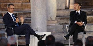 Μακρόν και Μητσοτάκης στη συζήτηση στη Ρωμαϊκή αγορά