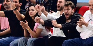 Ο βεζένκοφ πανηγυρίζει στο ματς του Ολυμπαικού με τη Νόβι μπέογραντ