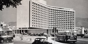 Τα εγκαίνια του Απριλίου του 1963 με περισσότερους από 1.000 καλεσμένους αποτέλεσαν ένα γεγονός που ξεπέρασε τα όρια μιας τυπικής ξενοδοχειακής τελετής / HILTON ATHENS ARCHIVES