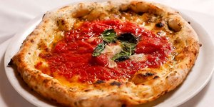 Τα τελευταία χρόνια, μια νέα τάση από την Ιαπωνία αρχίζει να κερδίζει έδαφος διεθνώς, με το λεγόμενο «Tokyo-style pizza» να εμφανίζεται όλο και πιο συχνά / INSTAGRAM