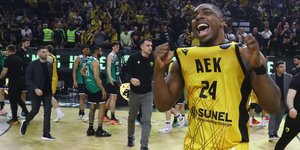 Έξαλλοι πανηγυρισμοί για την πρόκριση της ΑΕΚ