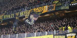 Οπαδοί της ΑΕΚ στην Allwyn Arena