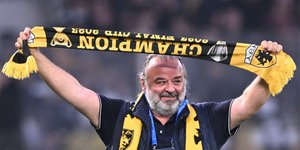 Ο Μάριος Ηλιόπουλος πανηγυρίζει μετά τη νίκη της ΑΕΚ επί του ΠΑΟΚ