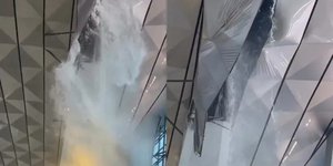 H στιγμή που υποχωρεί τμήμα της οροφής του αεροδρομίου της Τζακάρτα εν μέσω καταιγίδας