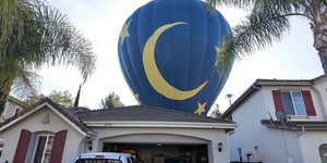 Αερόστατο έκανε αναγκαστική προσγείωση σε αυλή σπιτιού