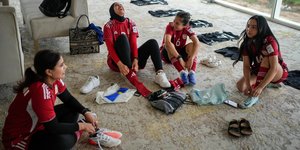 Mέλη της Εθνικής Αφγανιστάν φοράνε για πρώτη φορά την νέα εμφάνιση της χώρας