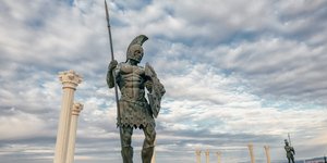 Άγαλμα πολεμιστή του Τρωικού Πολέμου με δόρυ και ασπίδα, εμπνευσμένο από την Ιλιάδα του Ομήρου