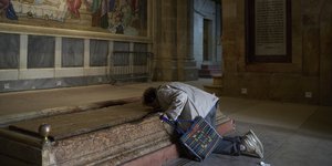 Γυναίκα φιλάει τον χώρο όπου προετοιμάστηκε ο Ιησούς πριν κηδευτεί