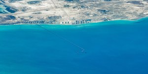 Ακτογραμμή της Σαουδικής Αραβίας με βιομηχανικές εγκαταστάσεις πετρελαίου και μια τεράστια προβλήτα μέσα στη θάλασσα