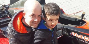 Ο 12χρονος Ματέο Μπραντιμάρτι με τον πατέρα του