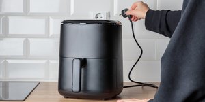 Σύνδεση air fryer στην πρίζα