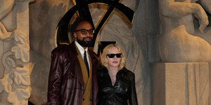 Ο Akeem Morris και η Madonna ποζάρουν πριν από την παρουσίαση της συλλογής Άνοιξη/Καλοκαίρι 2026 του Saint Laurent στο Paris
