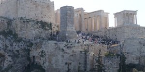 Η Ακρόπολη «πλημμύρισε» κόσμο: Ελεύθερη είσοδος για τη Διεθνή Ημέρα Μνημείων