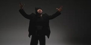 Ο Akylas κατά την ερμηνεία του «Rise Like a Phoenix» 