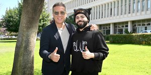 Ο Akylas με τον Ζέλικο Γιοκσίμοβιτς έξω από το Ραδιομέγαρο της ΕΡΤ