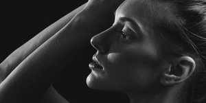 νέα γυναίκα ασπρόμαυρη λήψη κοντινό