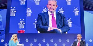 O Αλέξανδρος Εξάρχου, σε συζήτηση με τη δημοσιογράφο Κατερίνα Παναγοπούλου, στο Delphi Economic Forum. 