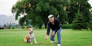 Άνδρας παίζει με σκύλο πετώντας του την μπάλα