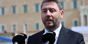 Ο Νίκος Ανδρουλάκης έξω από τη Βουλή