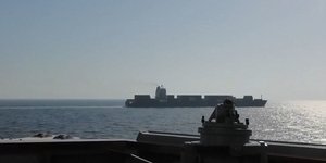 Αντιτορπιλικό των ΗΠΑ άνοιξε πυρ κατά ιρανικού φορτηγού πλοίου