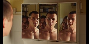 αντρας σε τρεις καθρεφτες 