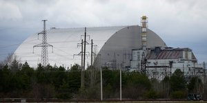 Η ατσάλινη δομή που προστατεύει την εσωτερική «σαρκοφάγο» με τα ραδιενεργά κατάλοιπα του κατεστραμμένου αντιδραστήρα 4  του Τσερνόμπλ – Φωτ: ΑΡ/Efrem Lukatsky