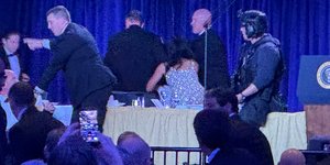 Πράκτορες της Μυστικής Υπηρεσίας των ΗΠΑ περικυκλώνουν τον Πρόεδρο Ντόναλντ Τραμπ μετά τους πυροβολισμού στο δείπνο  των Ανταποκριτών του Λευκού Οίκου, Σάββατο 25 Απριλίου 2026, Ουάσιγκτον. (AP Photo/Mark Schiefelbein)