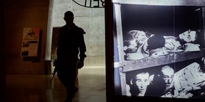 Φωτ. αρχείου: Ισραηλινός στρατιώτης κοιτάζει εκθέματα στο μνημείο του Ολοκαυτώματος Γιαντ Βασέμ στην Ιερουσαλήμ (AP Photo/Ohad Zwigenberg)