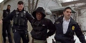 Η στιγμή της σύλληψης του πρόσφυγα Ροχίνγκια, με κατηγορίες για επίθεση, διάρρηξη και εγκληματική δραστηριότητα, 15 Φεβρουαρίου 2025 (Αστυνομικό Τμήμα Μπάφαλο μέσω AP)